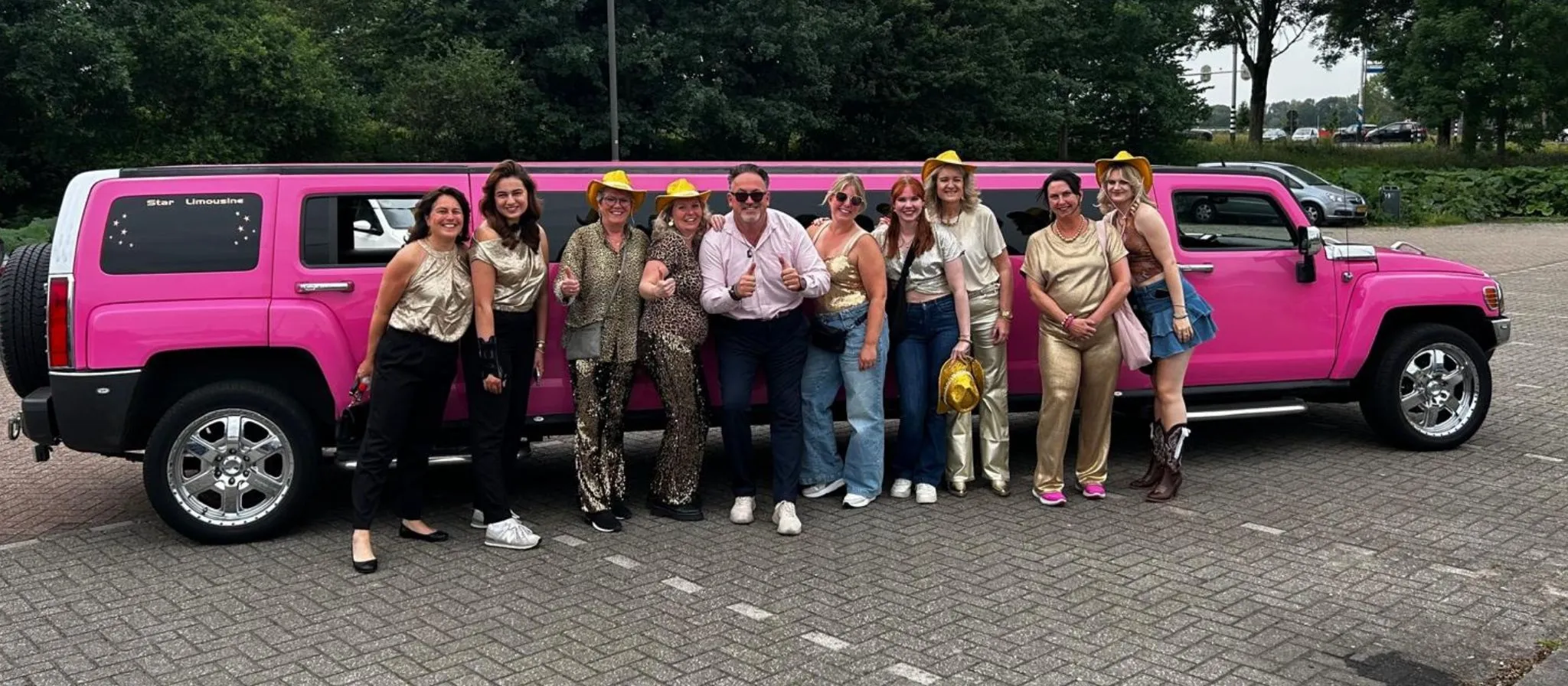 Groep in de witte Hummer-limousine