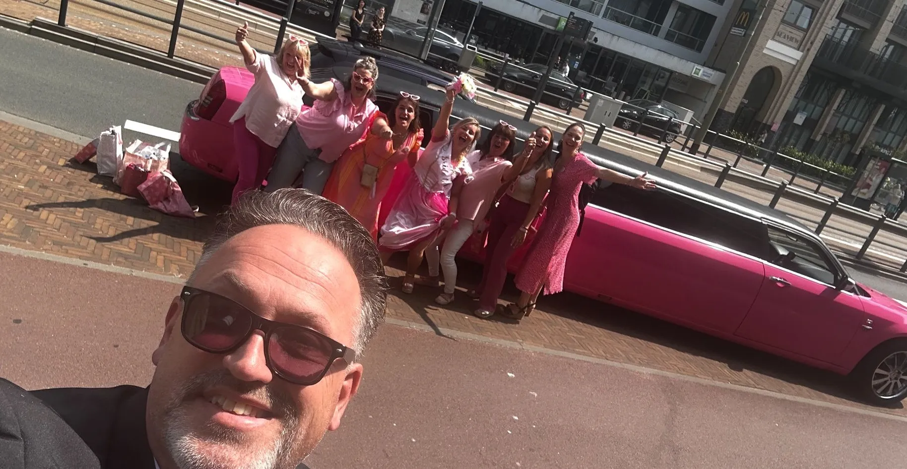 Vrolijke groep in de Hummer
