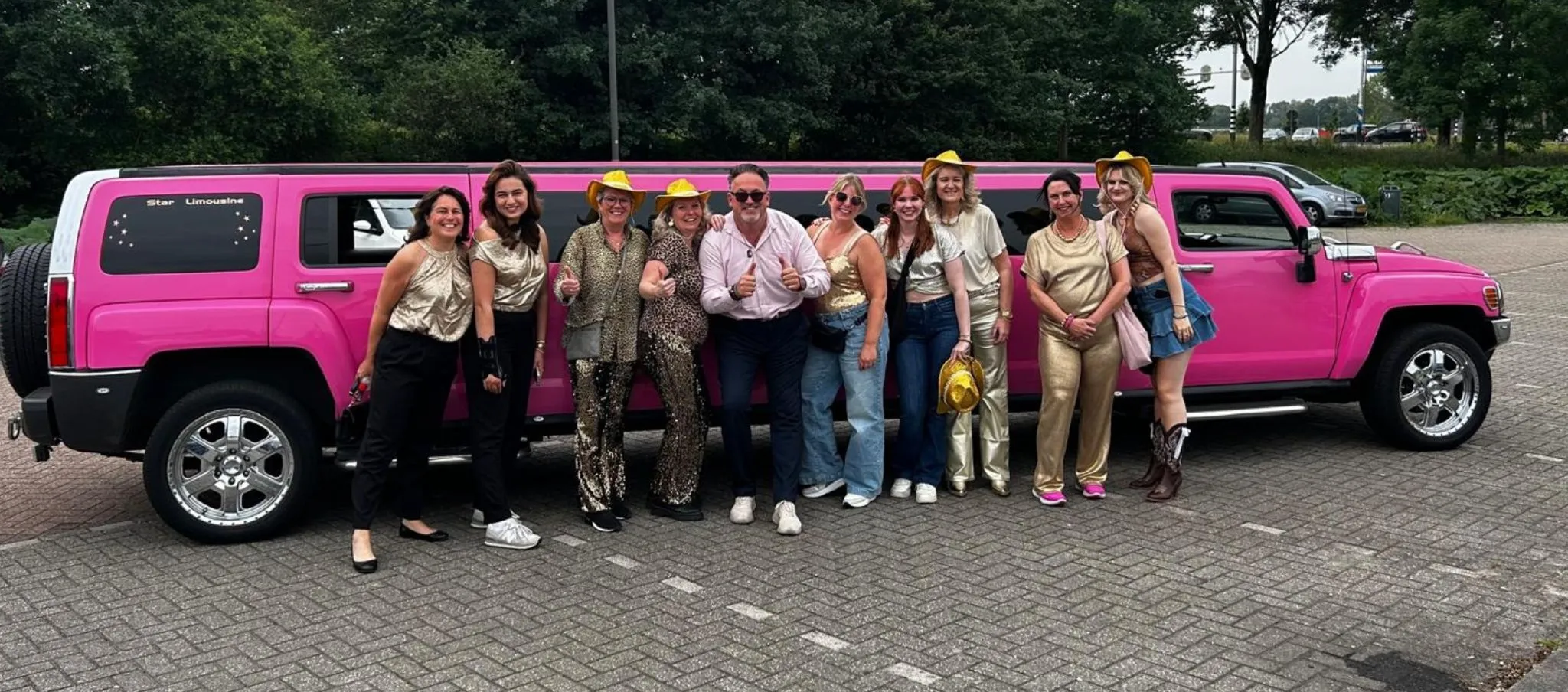 Gezelschap in de Hummer-limousine