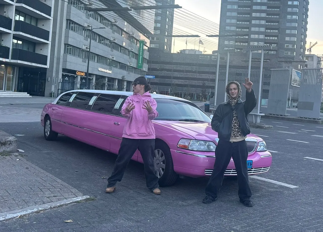 Groep bij de Lincoln-limousine