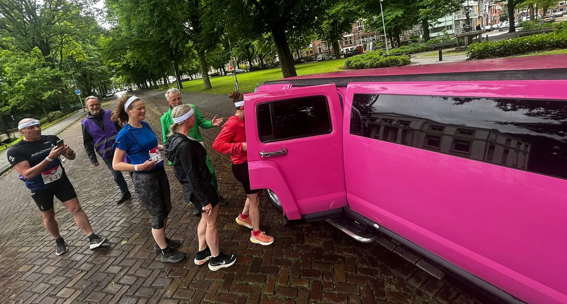 Vrienden bij de Hummer-limousine
