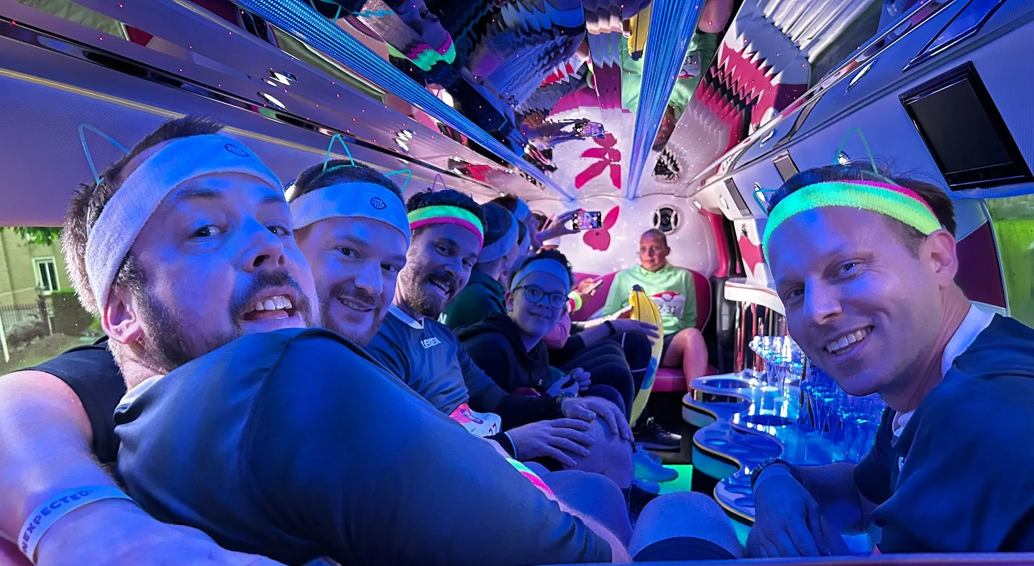 Gezelschap onderweg in de limo