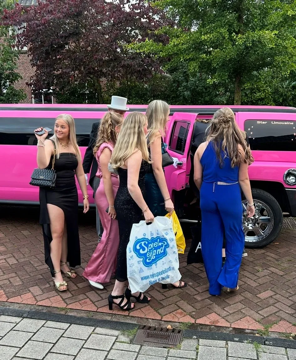 Feestgroep bij de roze Hummer