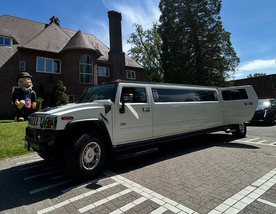 Witte Hummer-stretchlimousine van FF Limo Huren voor een landhuis