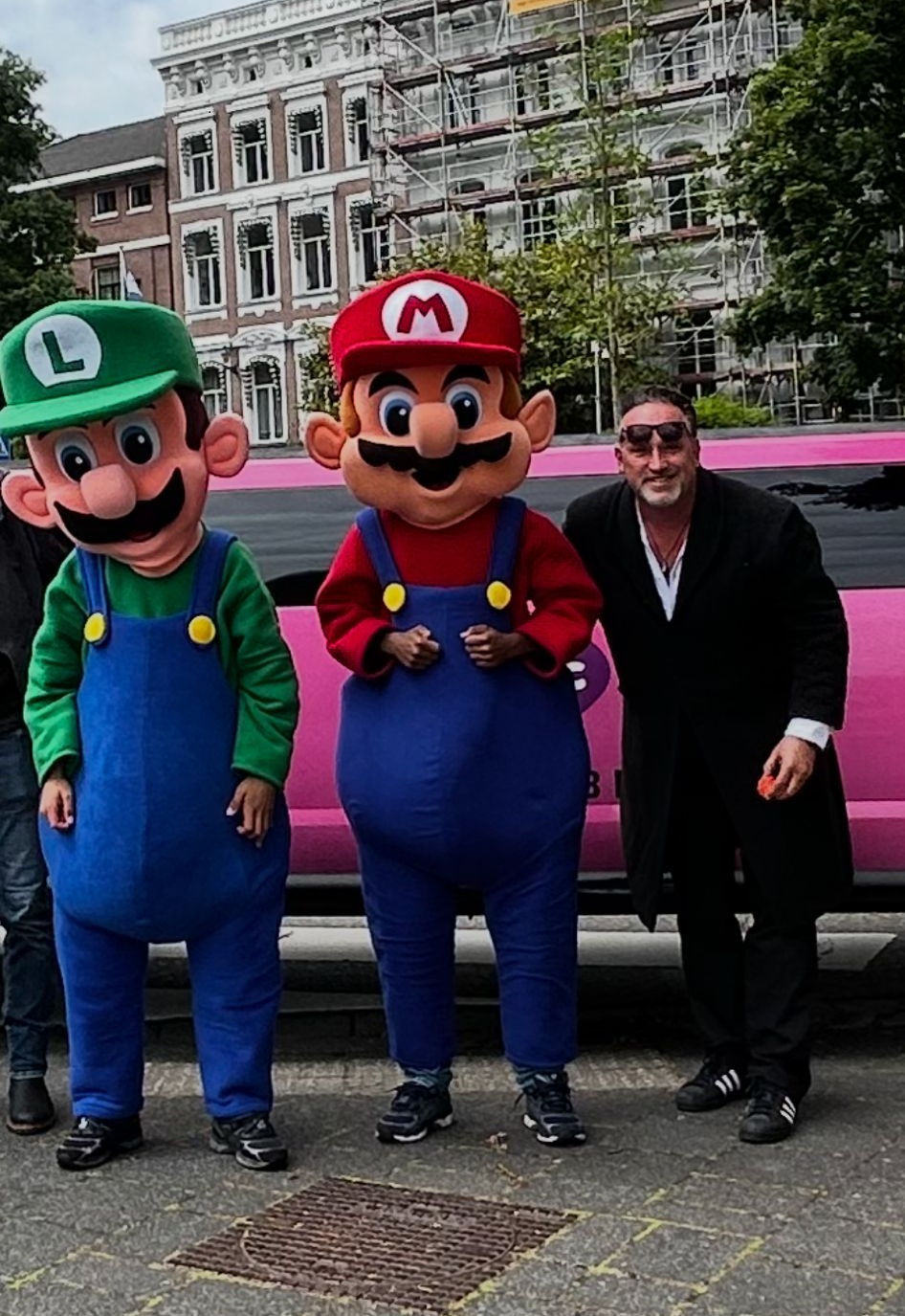 Frans bij een hummer limousine