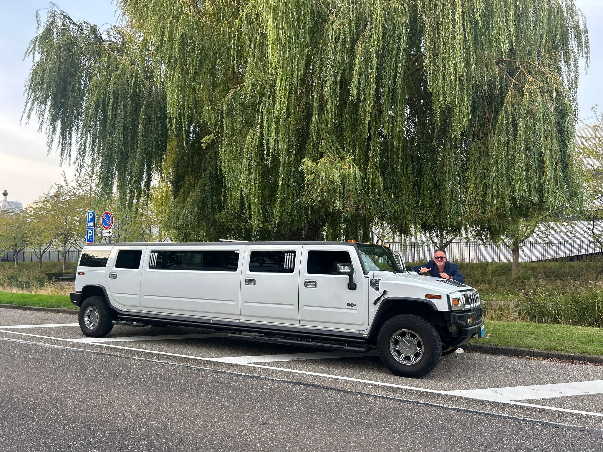 Witte Hummer limousine